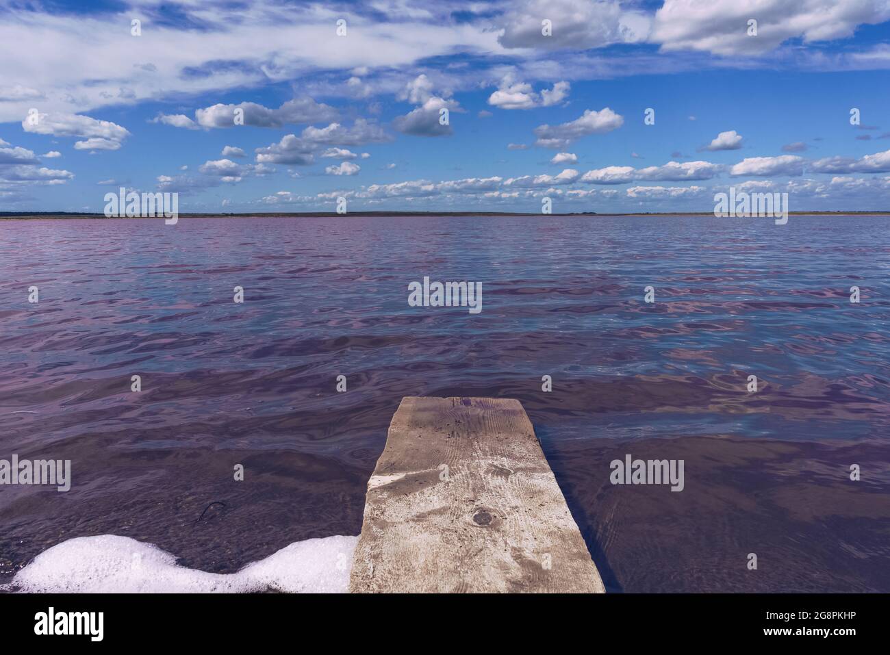 Piccolo molo in legno come una banchina con maestosa vista lago rosa Pechatnoe nella regione di Altai in Russia Foto Stock