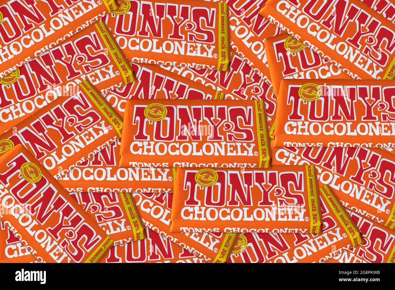 Collage editoriale esplicativo e creativo di Tony con gustosi caramelli e saporite barrette di cioccolato al sale marino della famosa azienda dolciaria olandese Foto Stock