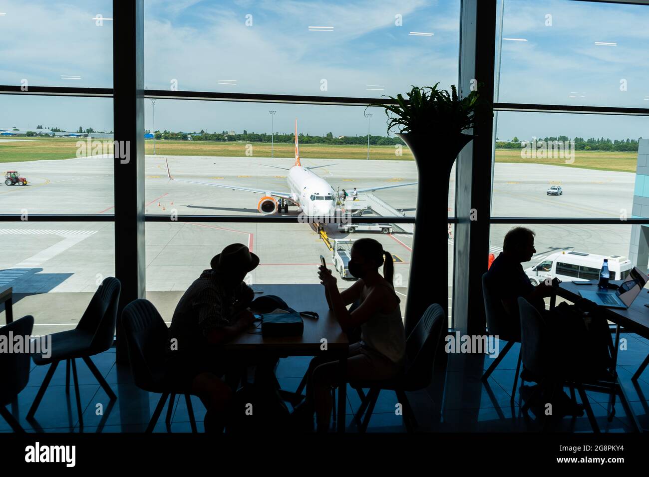 Ucraina, Odessa - 16 luglio 2021: Aeroporto di Odessa. All'interno del terminal prima del volo. Aeroporto Odesa ODS. Le persone mascherate sono in attesa di salire a bordo dell'aereo. I viaggiatori all'aeroporto nella sala d'attesa. Foto Stock