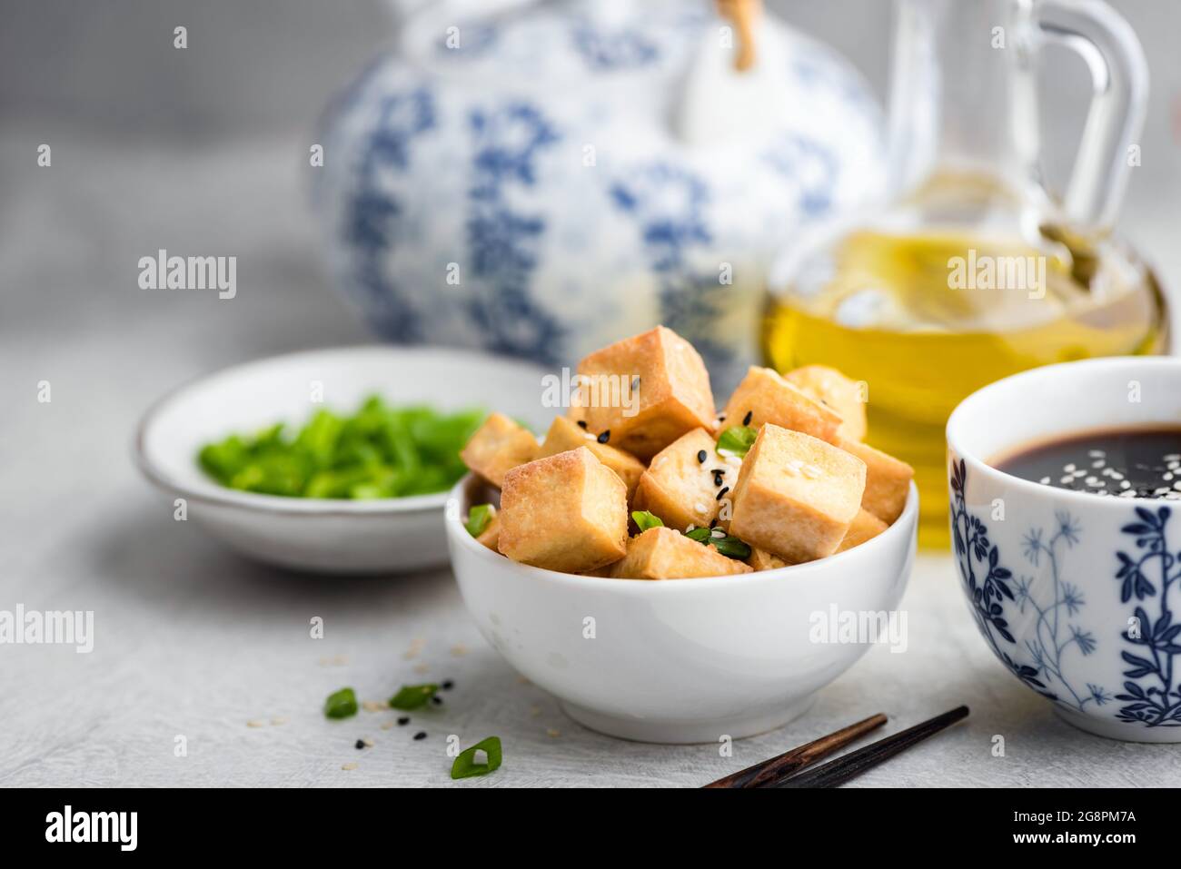 Tofu fritto marinato in una ciotola. Cucina asiatica Foto Stock