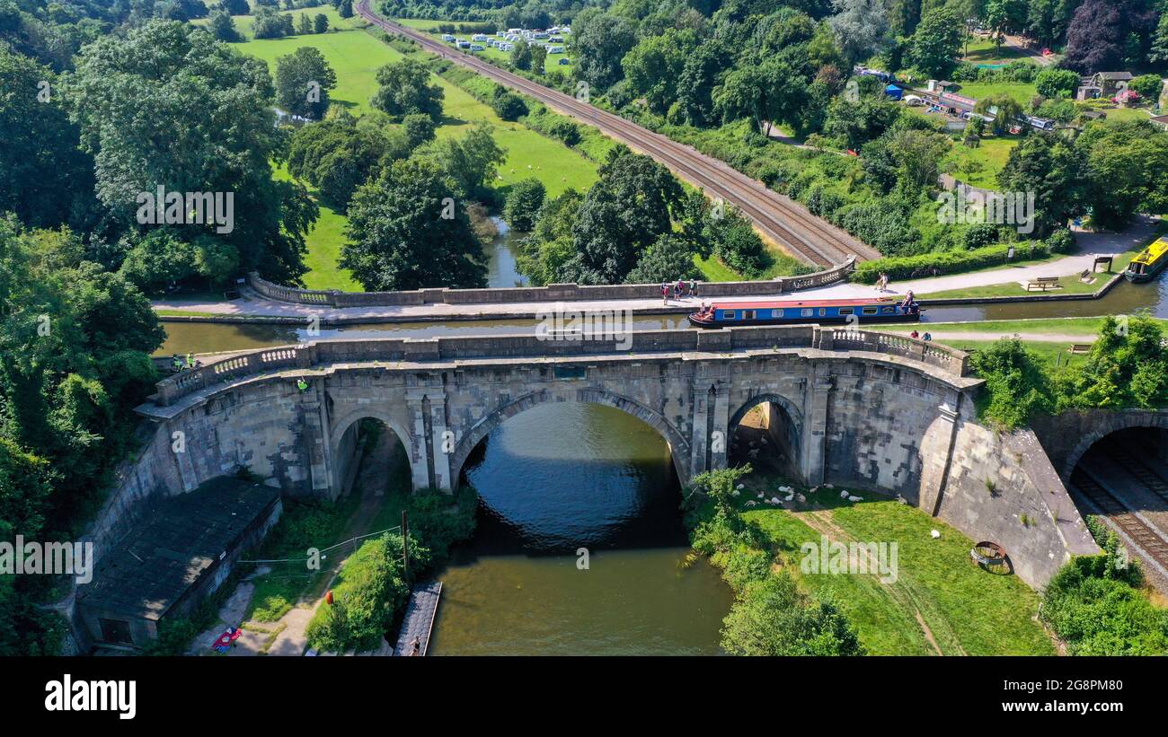 Specialista serveratore di discesa Columba Strachey da Sally Strachey Historic Conservation, lavorando con la beneficenza dei corsi d'acqua The Canal and River Trust, abseil dal grado storico i elencato Dundas Aqueduct sul Kennett e Avon Canal vicino Bath, come intraprendere le riparazioni essenziali. Data immagine: Giovedì 22 luglio 2021. Foto Stock