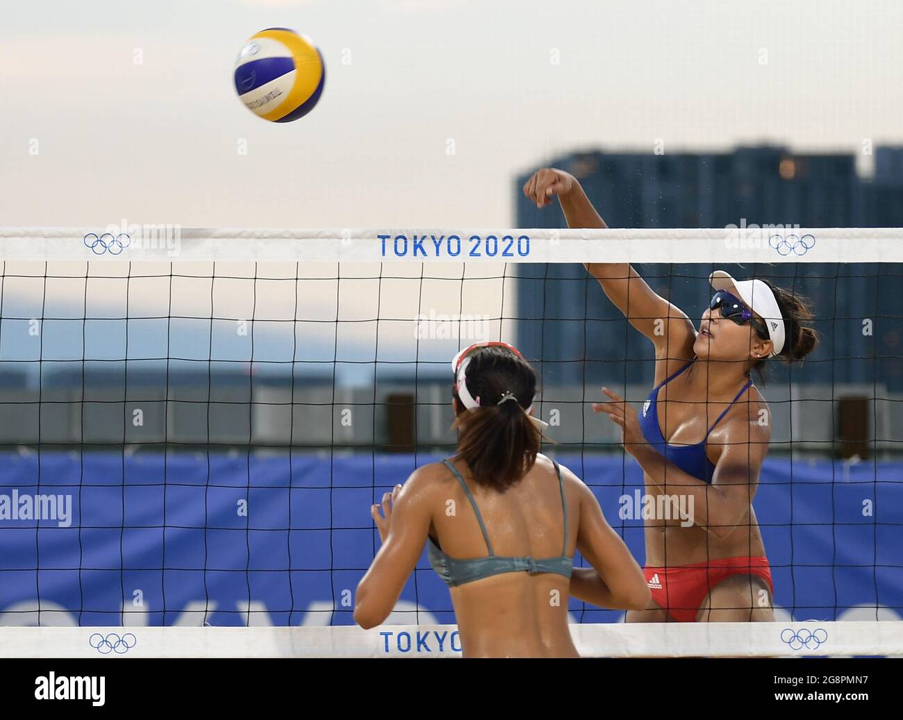 Tokyo, Giappone. 22 luglio 2021. Xia Xinyi (R) e Wang Xinxin della Cina partecipano ad una sessione di Beach volley in vista delle Olimpiadi del 2020 a Tokyo, Giappone, 22 luglio 2021. Credit: Li He/Xinhua/Alamy Live News Foto Stock