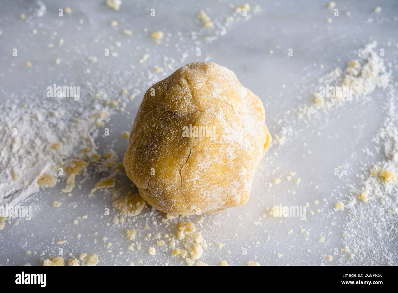 Soffioni abruzzesi (dolci ricotta) impasto: Pasta frolla fatta in casa su una superficie di marmo infarinato Foto Stock