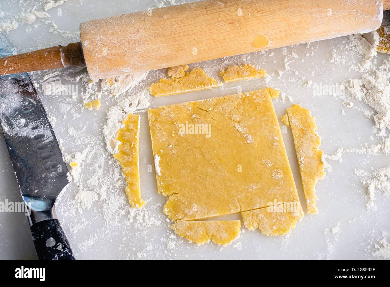 Soffioni abruzzesi (dolci ricotta dolci) impasto: Pasta frolla fatta in casa si arrotola e si taglia in una piazza Foto Stock