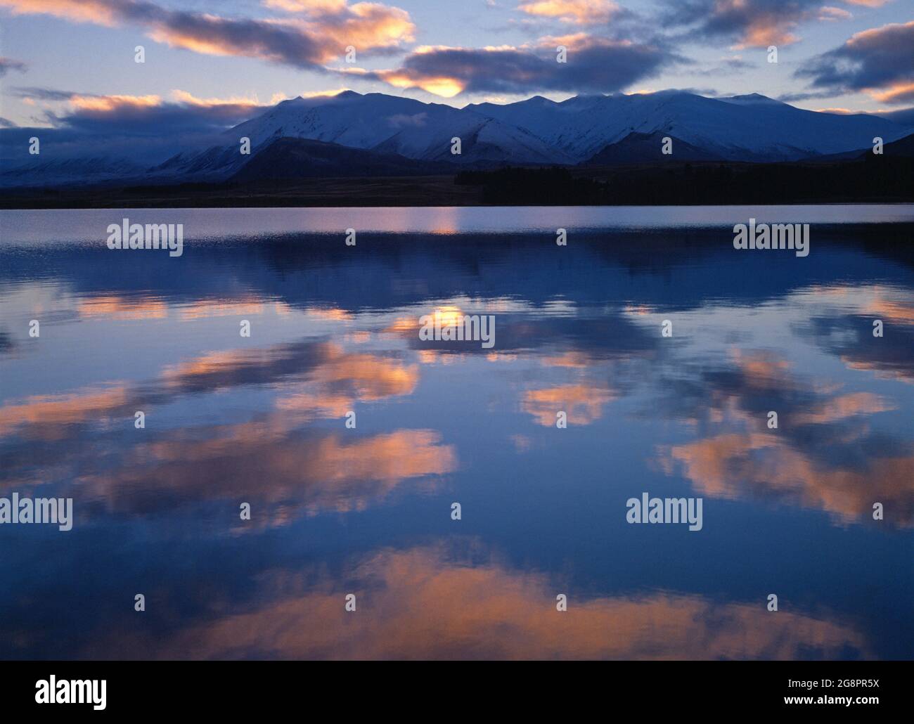 Nuova Zelanda. Isola Sud. Alpi meridionali. Lago Tekapo al tramonto. Foto Stock