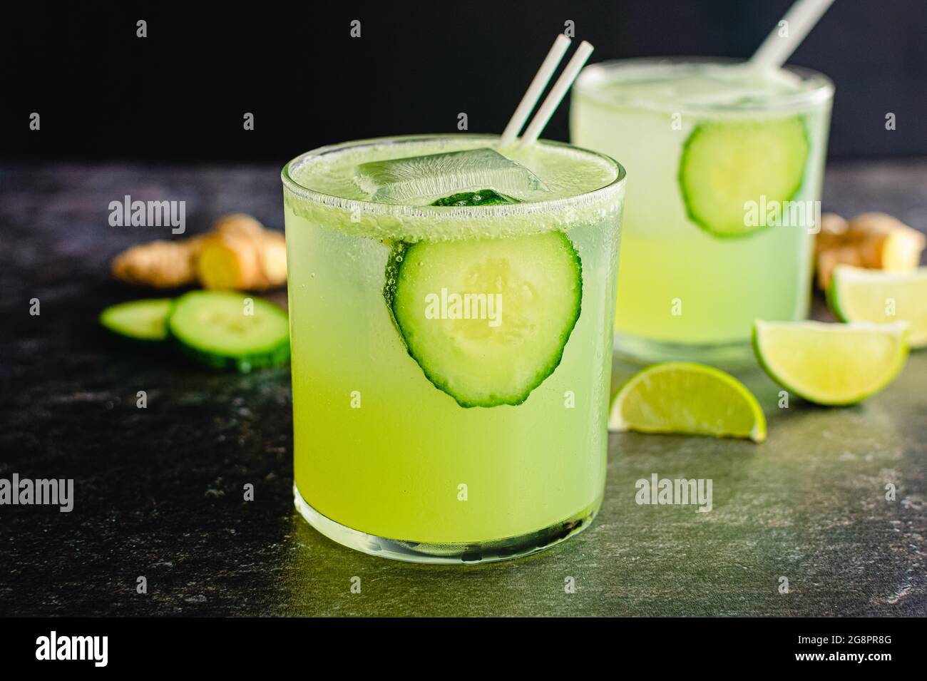 Cocktail croccanti e cotti Ginger Gin Fizz: Cocktail gin fizz preparati con cetrioli, zenzero e succo di lime Foto Stock