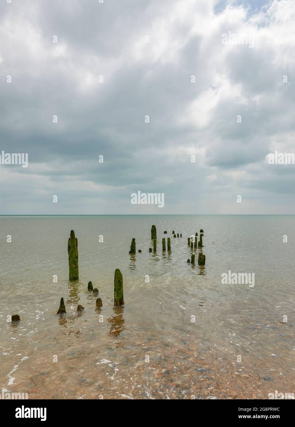 Rye porto spiaggia alla foce del fiume Rother vecchio frangiflutti di legno Sussex est Foto Stock