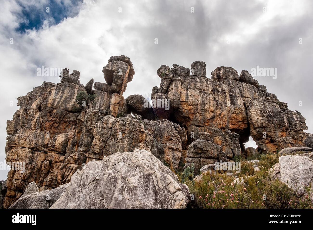 Imponenti formazioni rocciose di pietra arenaria dei Monti Groot Winterhoek, Sudafrica Foto Stock