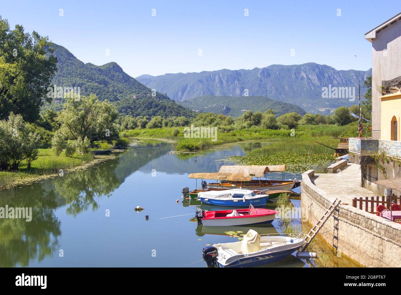 Virpazar, Montenegro - 4 luglio 2014: Splendida vista sul lago Skadar e le barche turistiche. Foto Stock
