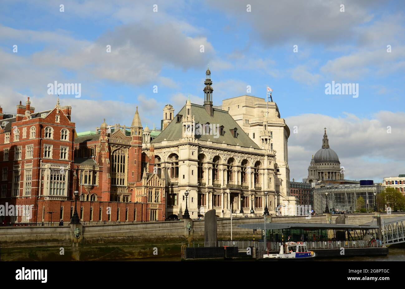 Vista degli edifici vittoriani Sion Hall e l'ex City of London School ora JPMorgan al 60 Victoria Embankment, Londra, Regno Unito Foto Stock