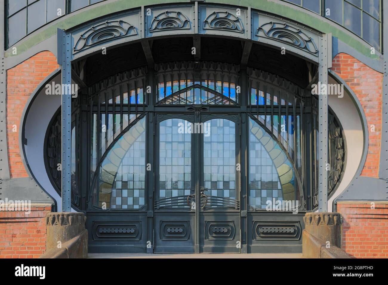 L'ingresso del portale in Art Nouveau originale restaurato e le vetrate della sala macchine di Zeche Zollern collidono il sito del patrimonio industriale, do Foto Stock