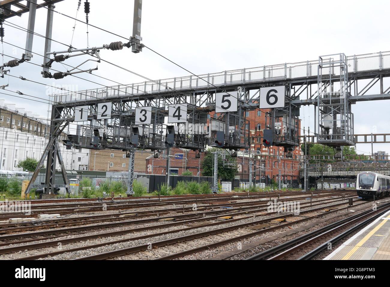 15 luglio 2021 - Londra, Regno Unito: Vista dei binari ferroviari con numerazione in alto Foto Stock