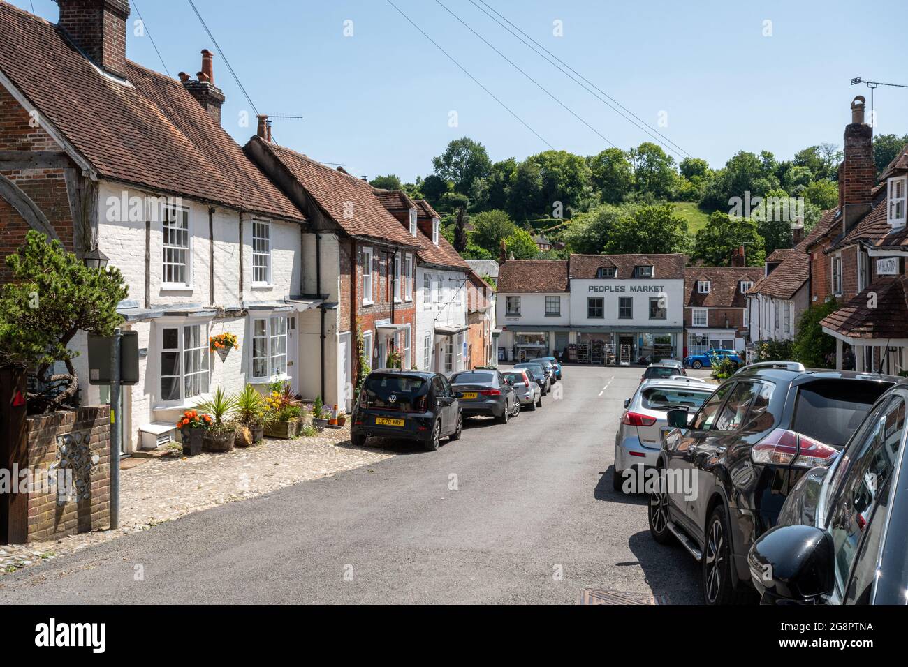 Hambledon villaggio in Hampshire, Inghilterra, Regno Unito. Vista su High Street fino al negozio People's Market. Foto Stock