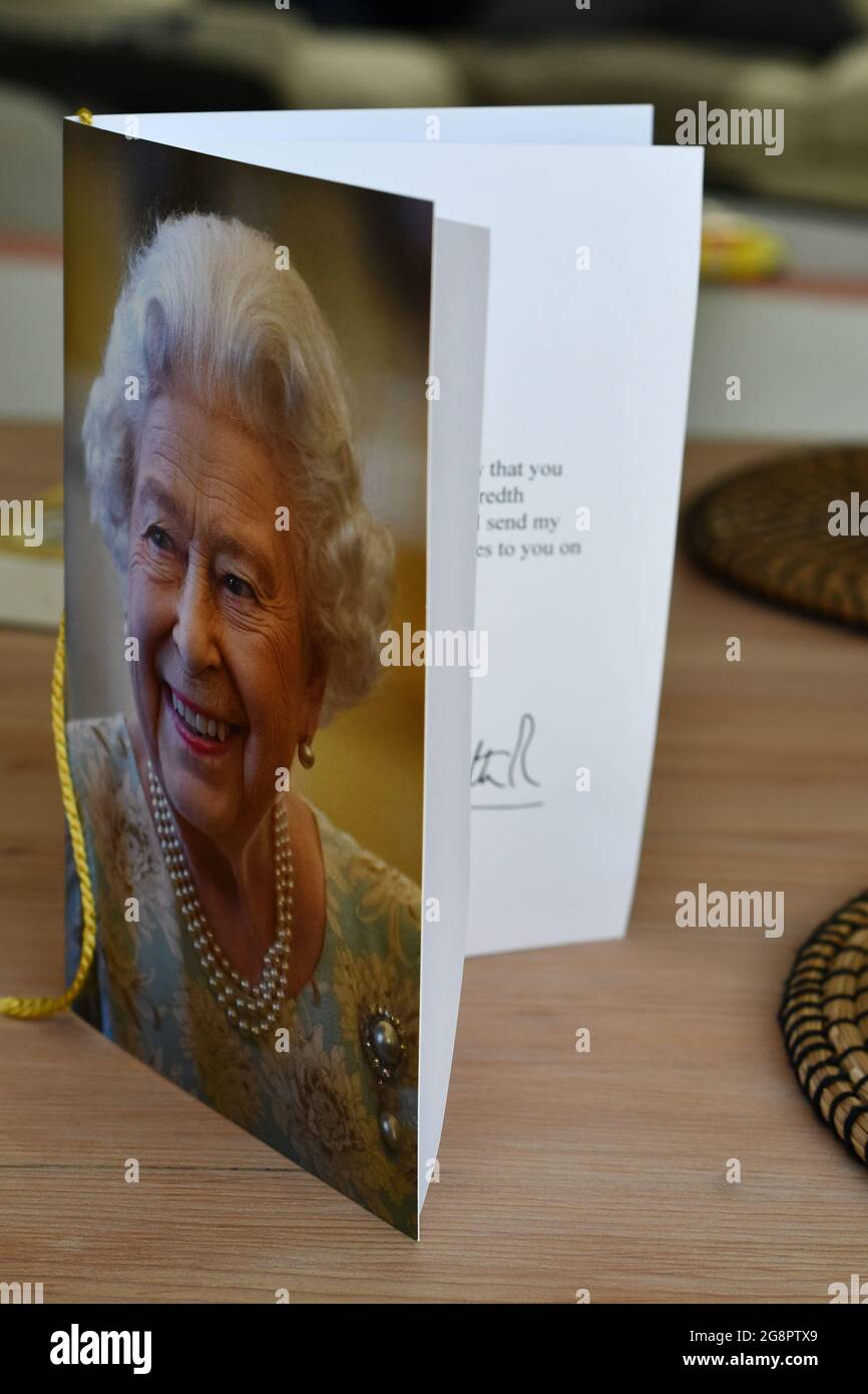 Una carta della Regina Elisabetta 2 che desidera un centesimo compleanno molto felice Foto Stock