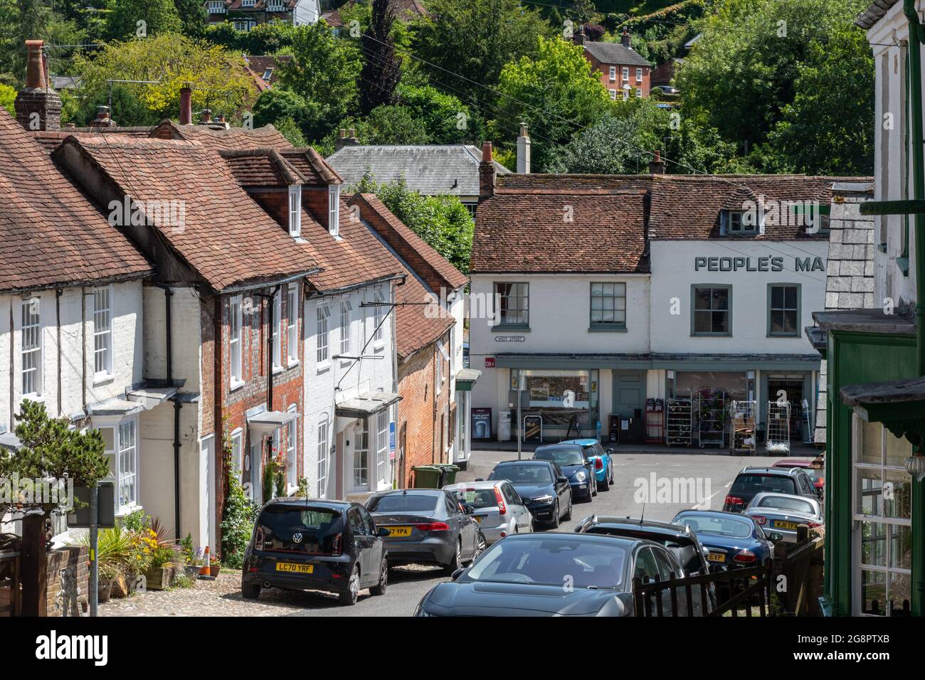 Hambledon villaggio in Hampshire, Inghilterra, Regno Unito. Vista su High Street fino al negozio People's Market. Foto Stock