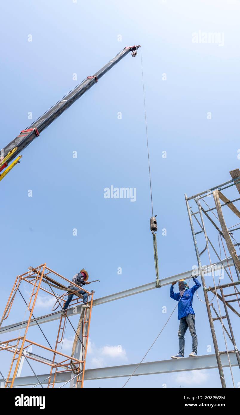 Gru mobile con gancio e cinghie. La struttura in acciaio. Trave reticolare in acciaio Foto Stock