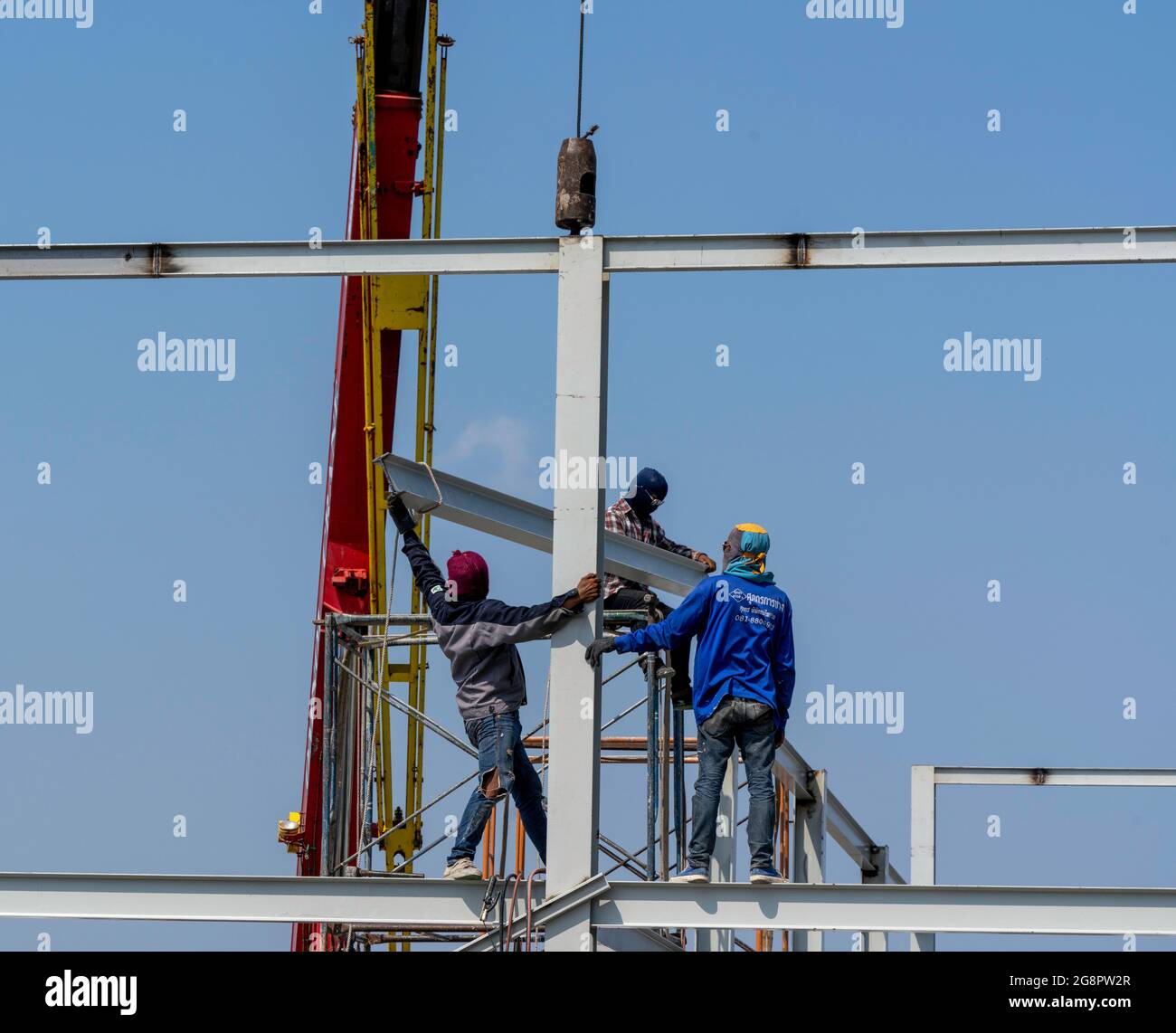 Gru mobile con gancio e cinghie. La struttura in acciaio. Trave reticolare in acciaio Foto Stock