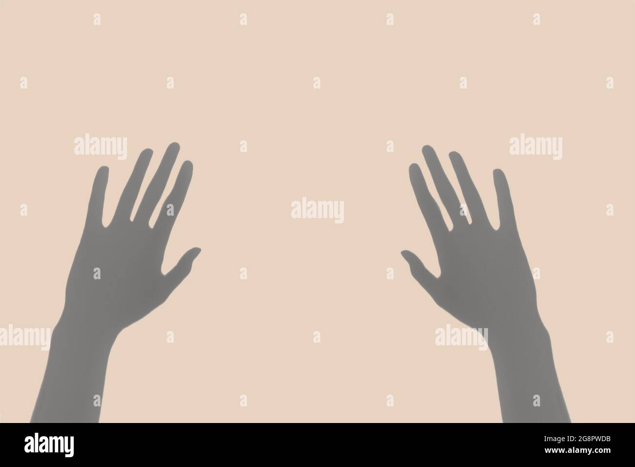 Immagine astratta della coppia di ombre della mano sullo sfondo beige pastello. Concetto di stile surreale minimo. Foto Stock