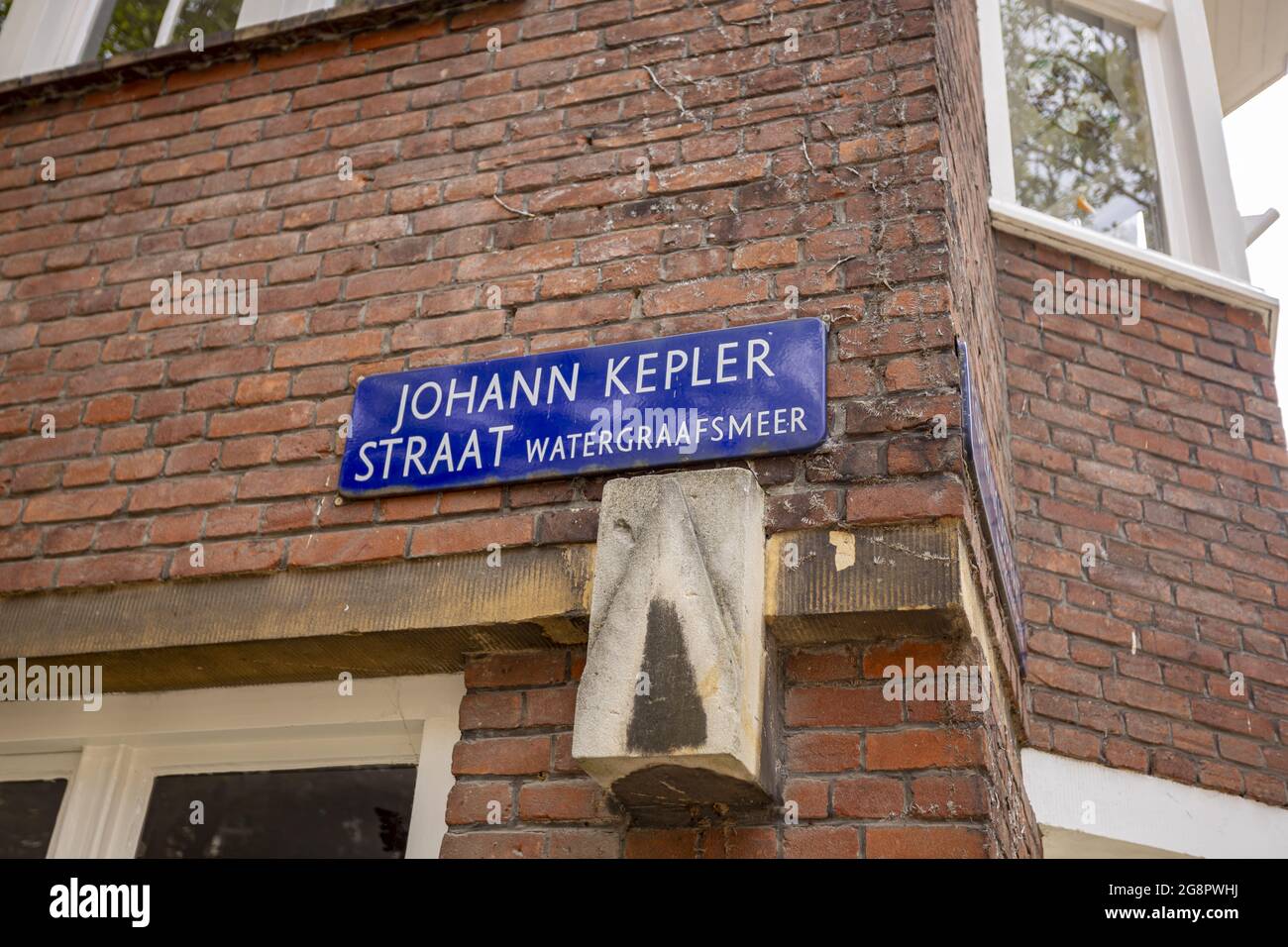 AMSTERDAM, PAESI BASSI - 26 giu 2021: Segno stradale dello stretto di Johan Kepler nella capitale olandese sulla facciata esterna in mattoni di una casa Foto Stock