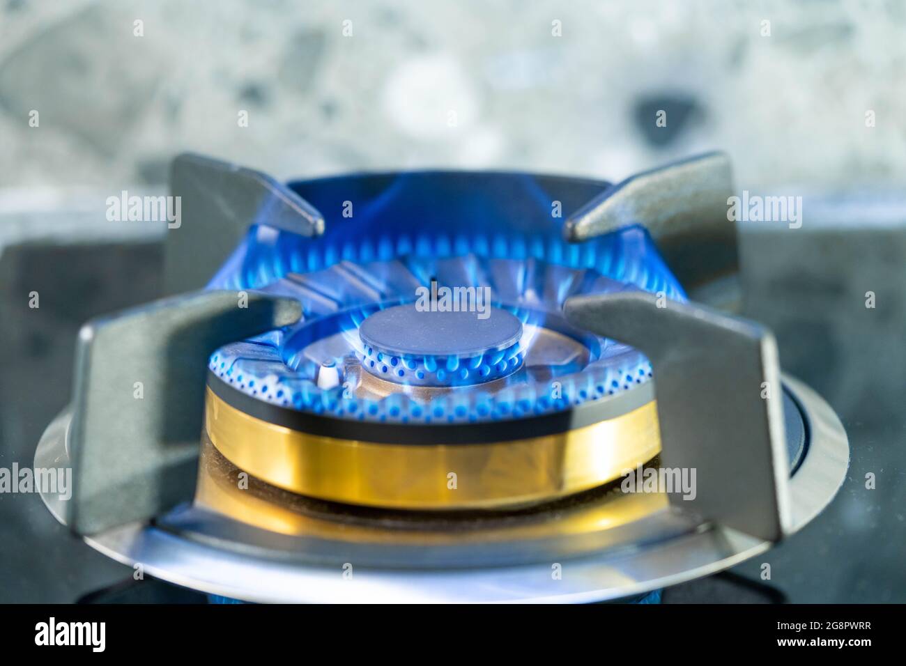 Pentola di vetro sulla fiamma a gas piano di cottura con acqua bollente  Foto stock - Alamy