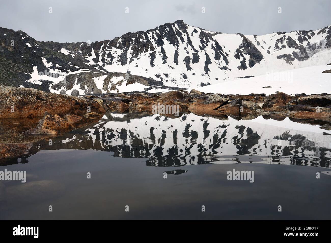 Bellissimo scenario del lago di montagna e riflesso di neve bianca montagne Almaty, Kazakistan Foto Stock