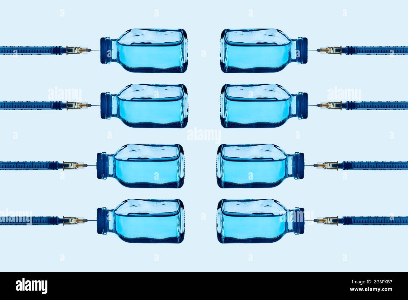 alcuni flaconcini di vaccino con un liquido blu e alcune siringhe attaccate su di essi, disposti in linee diverse su uno sfondo blu chiaro Foto Stock