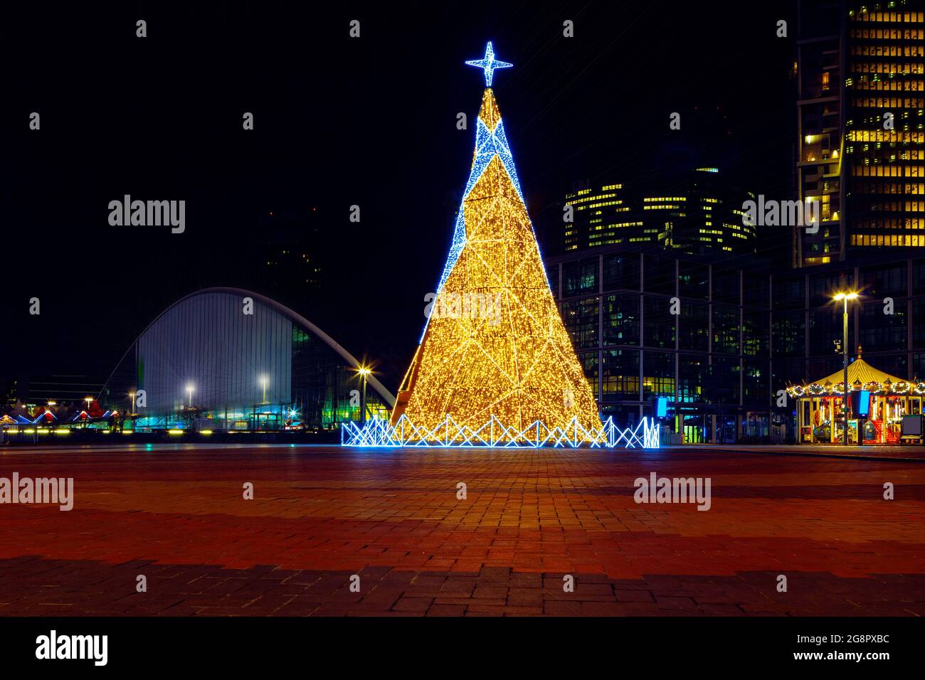 Albero di Natale moderno a Parigi . Notte di Capodanno a Parigi, Francia Foto Stock