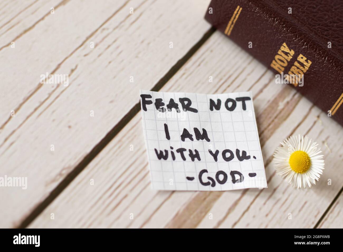 Non temete, non siate ansiosi, io sono con voi. Dio e Gesù Cristo sono con noi. Ispirare il versetto della bibbia. Concetto di cristianesimo. Foto Stock