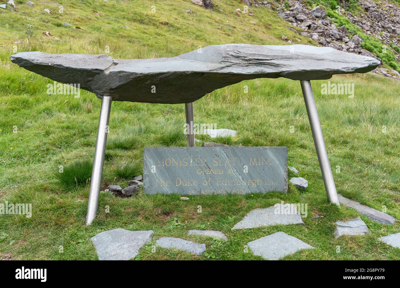 Tavoletta di ardesia verde con rifugio che ricorda l'apertura da parte del duca di Edimburgo della miniera di ardesia Honister nel Distretto dei Laghi Cumbria UK Foto Stock