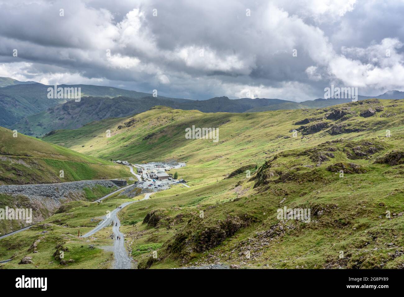 Guardando giù per la miniera di ardesia di Honister Pass e l'ostello della gioventù sopra Seatoller nel Distretto inglese del Lago Cumbria UK Foto Stock