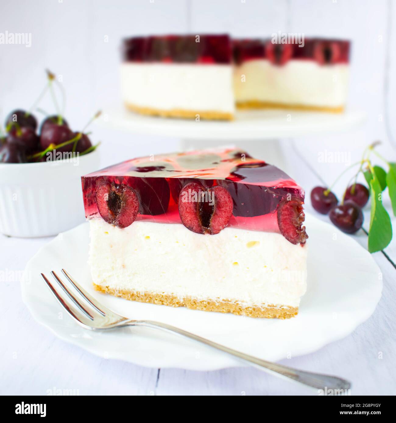 Cheesecake con cioccolato bianco e ciliegie. Torta di gelatina fatta in casa con frutta fresca. Foto Stock