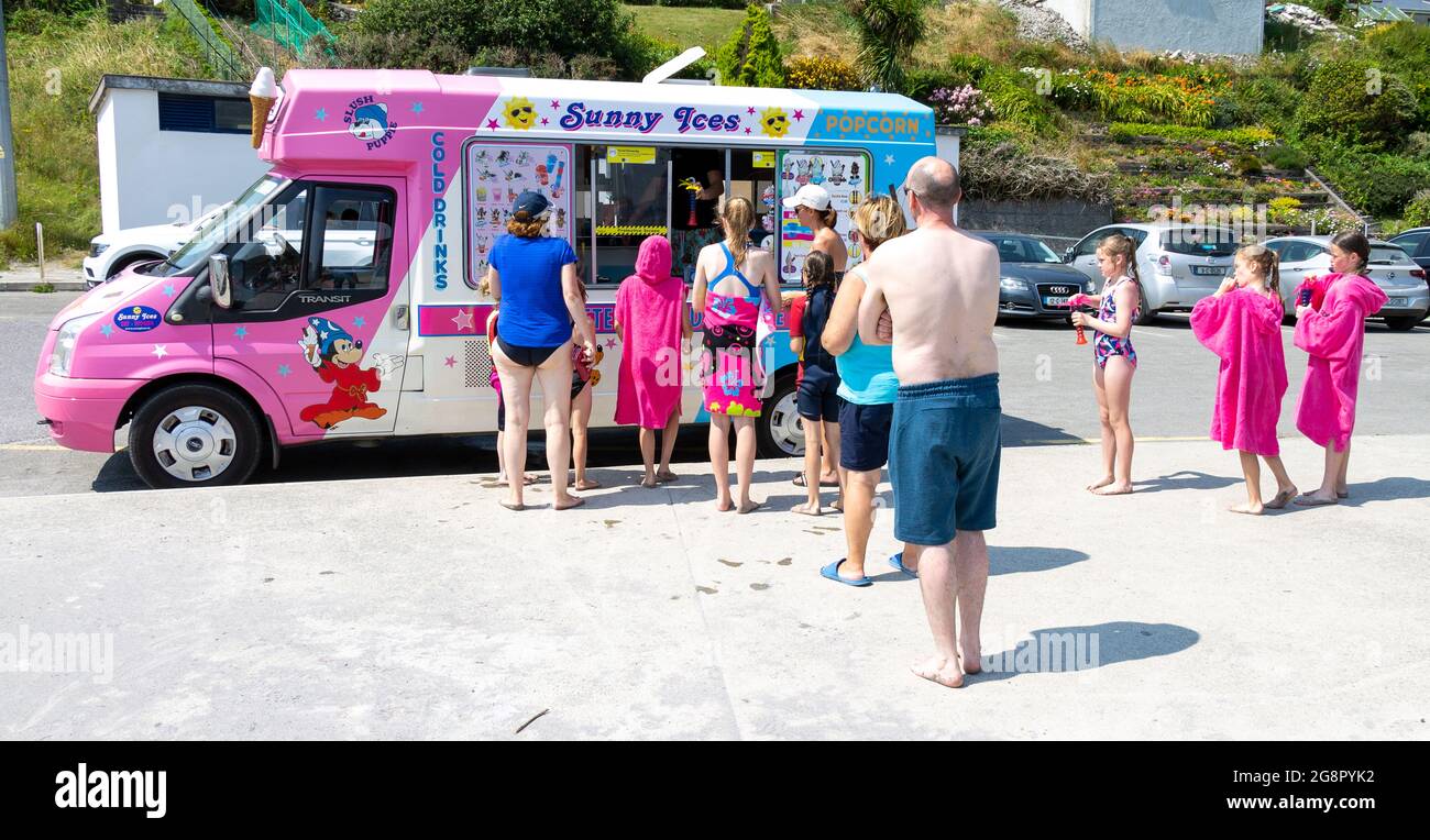 Coda di persone che aspettano al Ice Cream Van Foto Stock