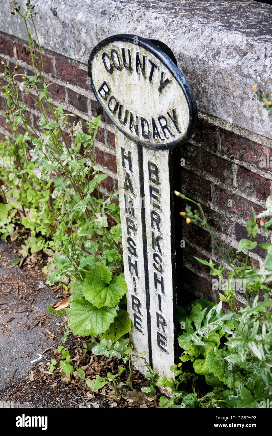 Un marcatore di confine tra le contee inglesi meridionali dell'Hampshire e del Berkshire Foto Stock