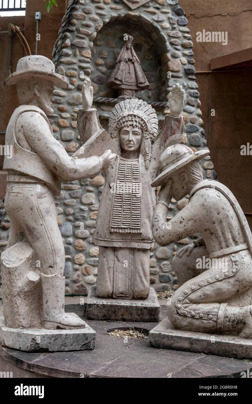 Chimayo, New Mexico - il Monumento delle tre culture a El Santuario de Chimayo, un santuario cattolico romano di pellegrinaggio nelle montagne del nord del New Mexi Foto Stock