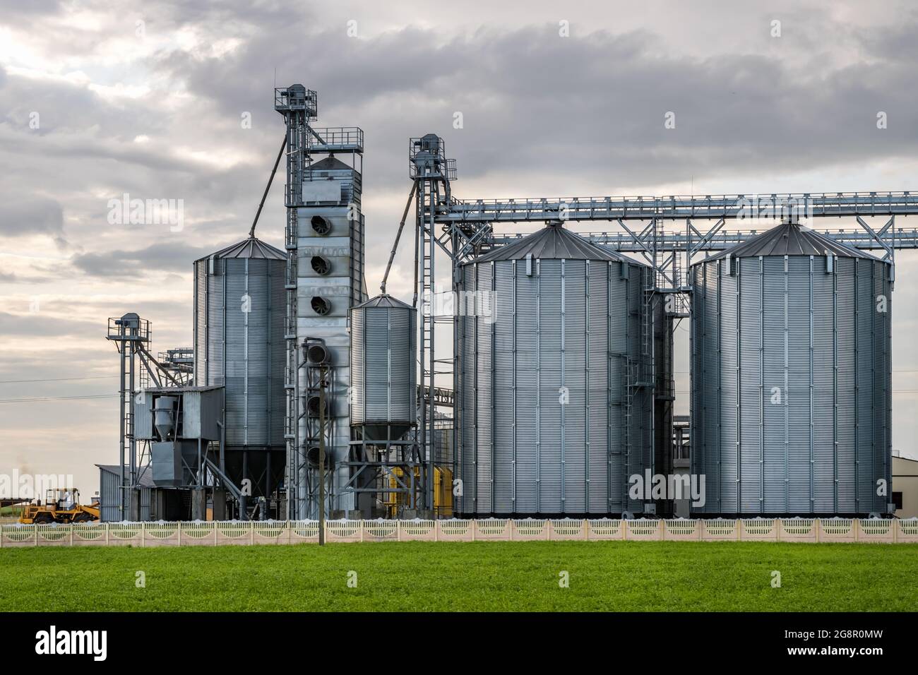 tubi di legno impresa segheria pianta vicino fiume. Concetto di inquinamento dell'aria. Paesaggio industriale inquinamento ambientale spreco di energia termica p Foto Stock