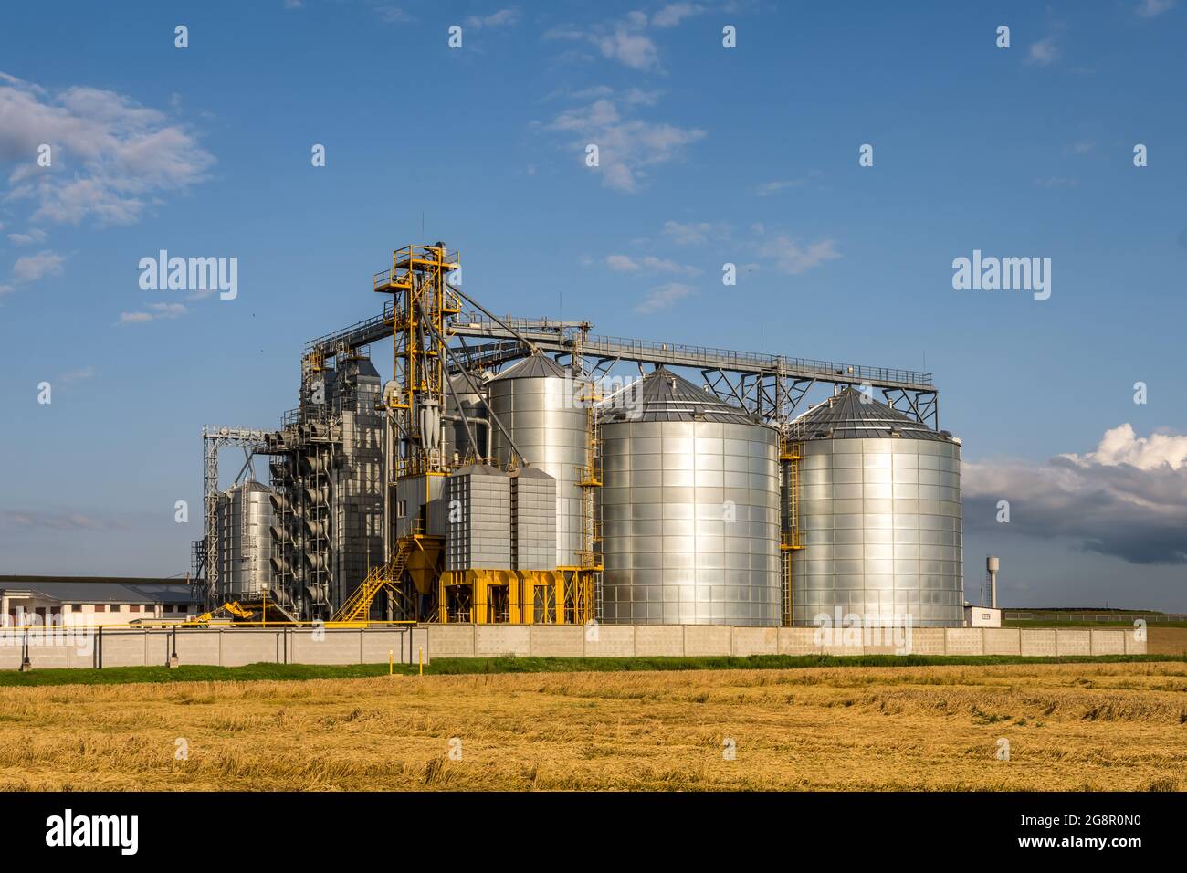 tubi di legno impresa segheria pianta vicino fiume. Concetto di inquinamento dell'aria. Paesaggio industriale inquinamento ambientale spreco di energia termica p Foto Stock