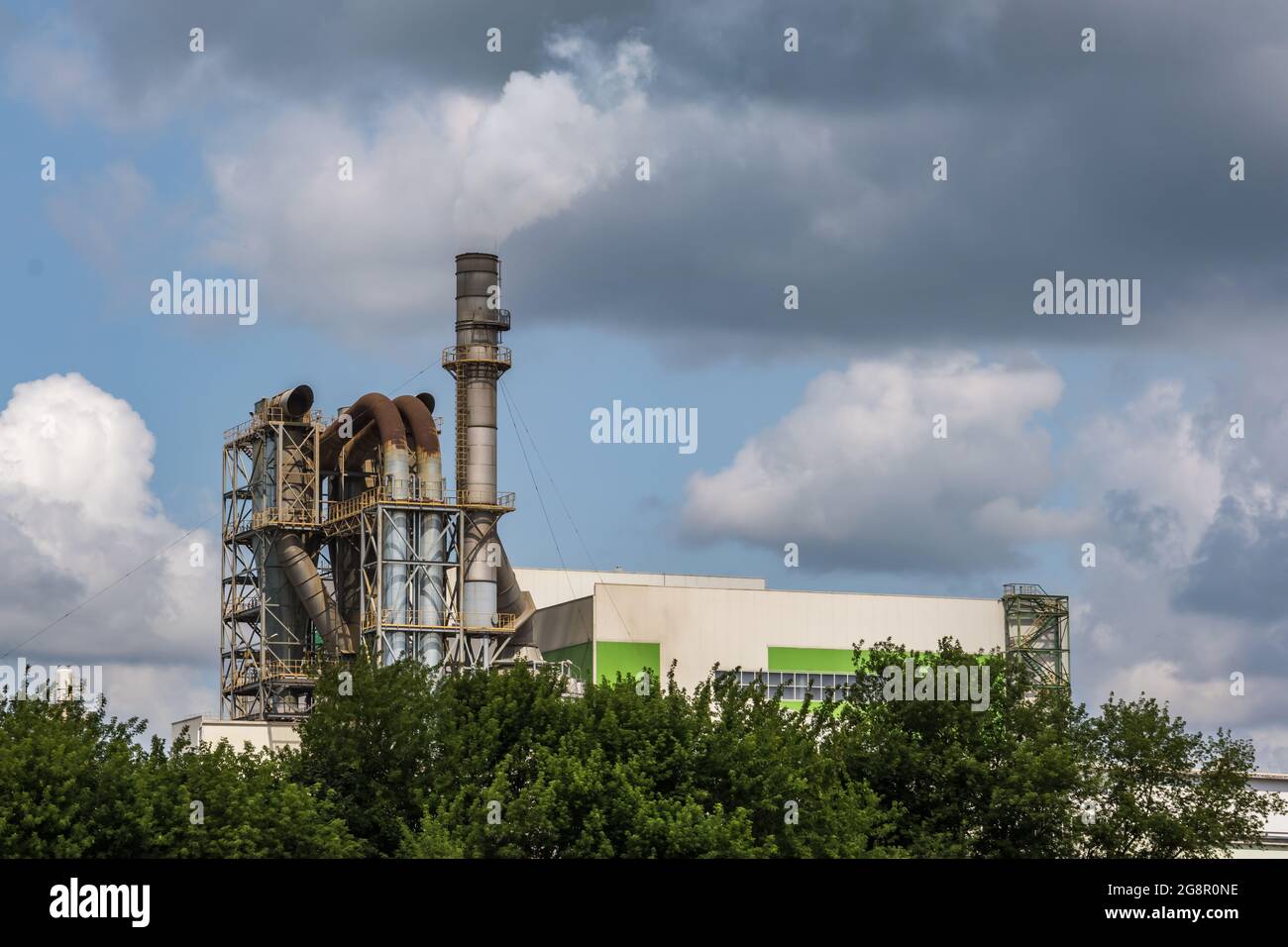 tubi di legno impresa segheria pianta vicino fiume. Concetto di inquinamento dell'aria. Paesaggio industriale inquinamento ambientale spreco di energia termica p Foto Stock