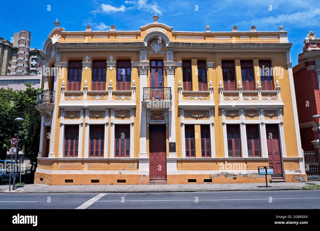 Antica facciata gialla a Belo Horizonte, Minas Gerais, Brasile Foto Stock