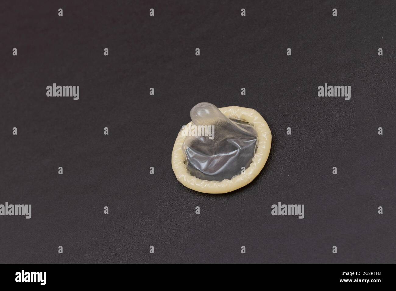 Dom lattice non imballato su sfondo nero Foto Stock