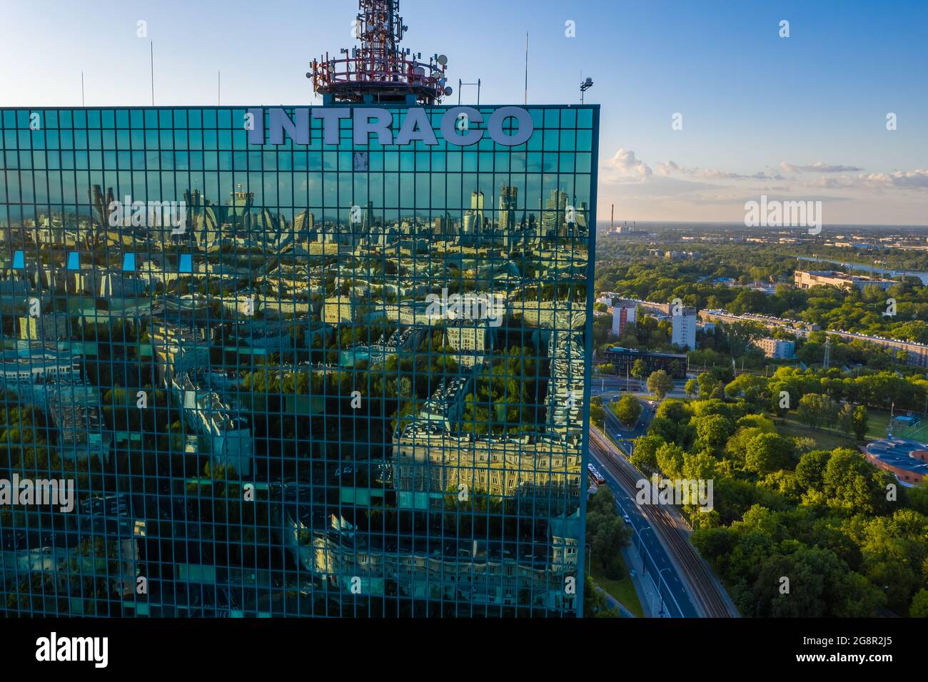 Il centro di Varsavia si riflette nell'edificio degli uffici Intraco, vista aerea Foto Stock