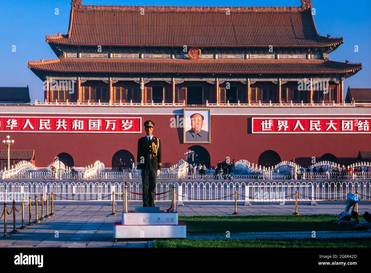 Soldato in piedi all'attenzione di fronte al ritratto del presidente Mao, Piazza Tiananmen, Pechino, Cina Foto Stock