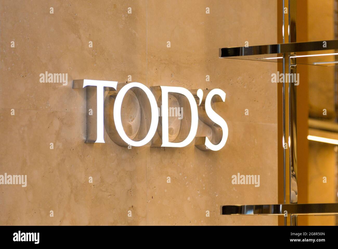 NEW YORK, Stati Uniti d'America - 15 MAGGIO 2019: Segno del negozio di Tod.  Tod's Group è un'azienda italiana che produce calzature di lusso e altri  articoli in pelle Foto stock - Alamy