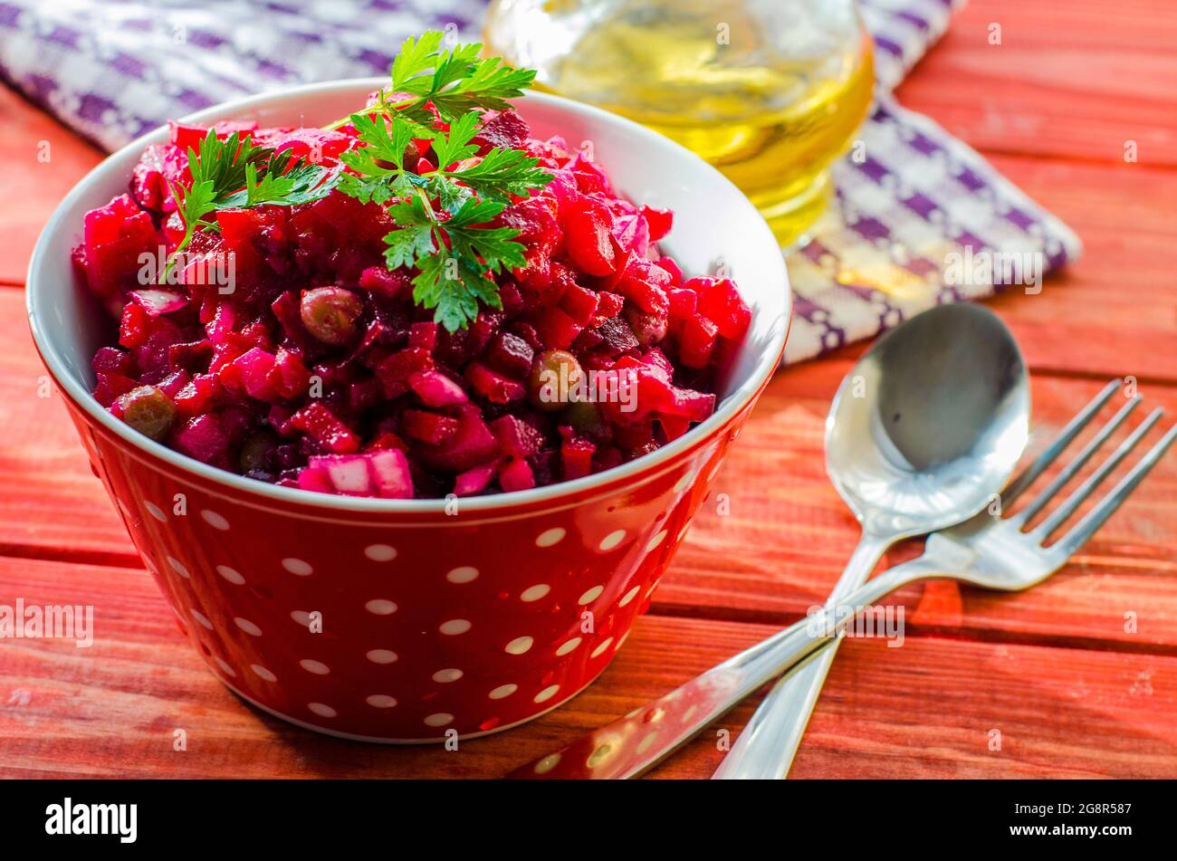 insalata di varie verdure cotte - vinaigrette sul piatto Foto Stock