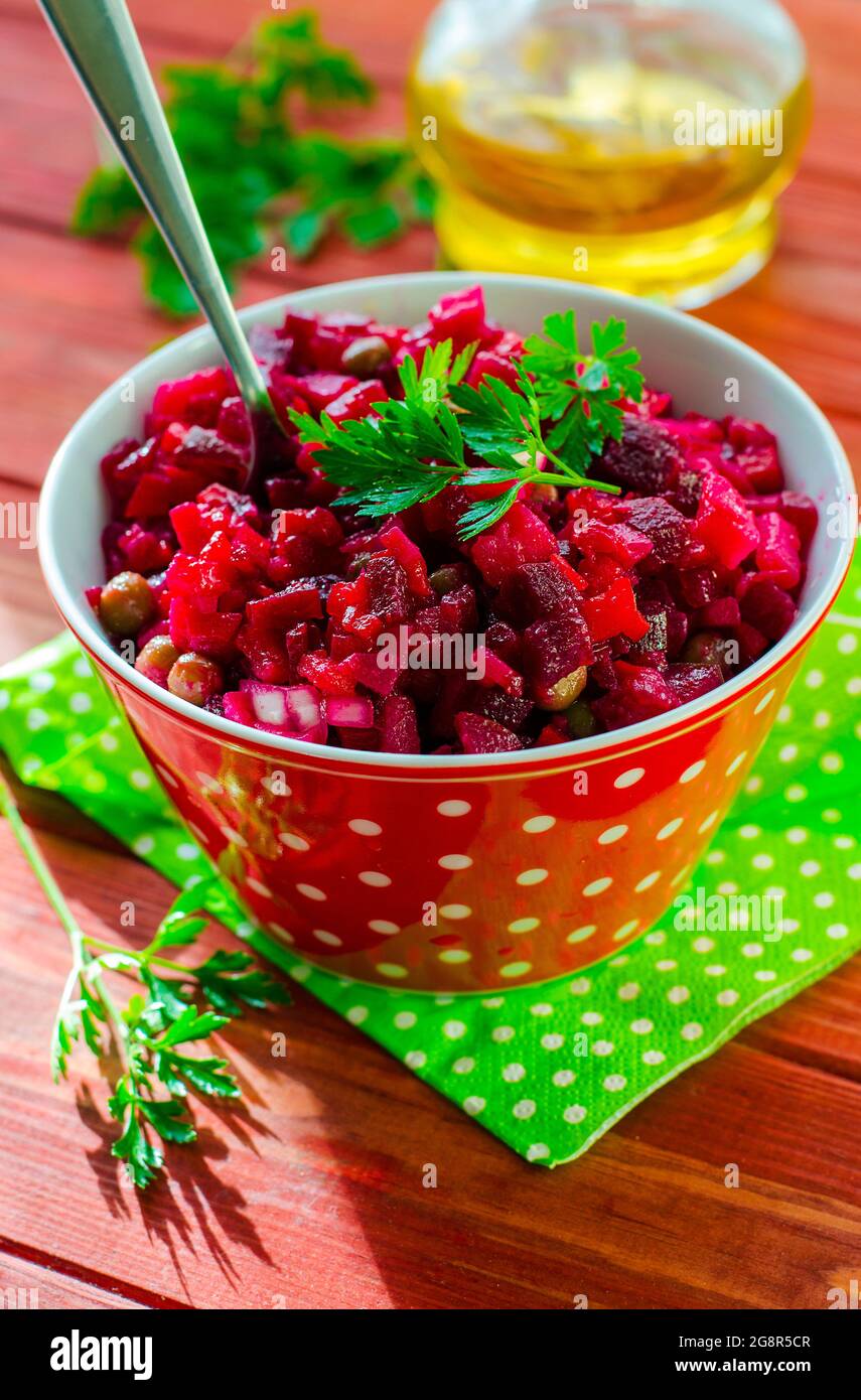 insalata di varie verdure cotte - vinaigrette sul piatto Foto Stock