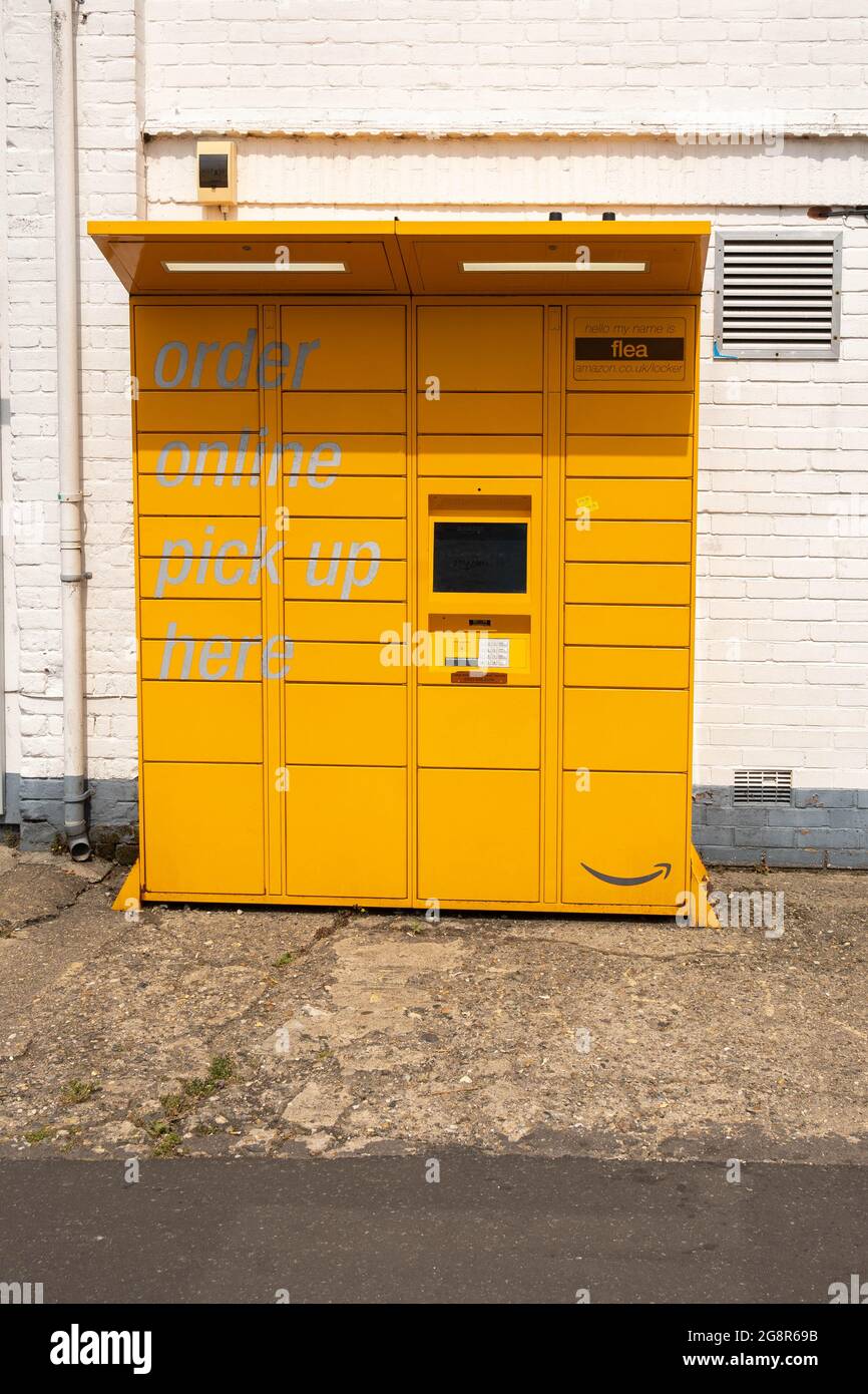 Servizio di prelievo e prelievo presso il punto di prelievo Amazzons on line all'esterno di un locale garge a Norfolk Foto Stock