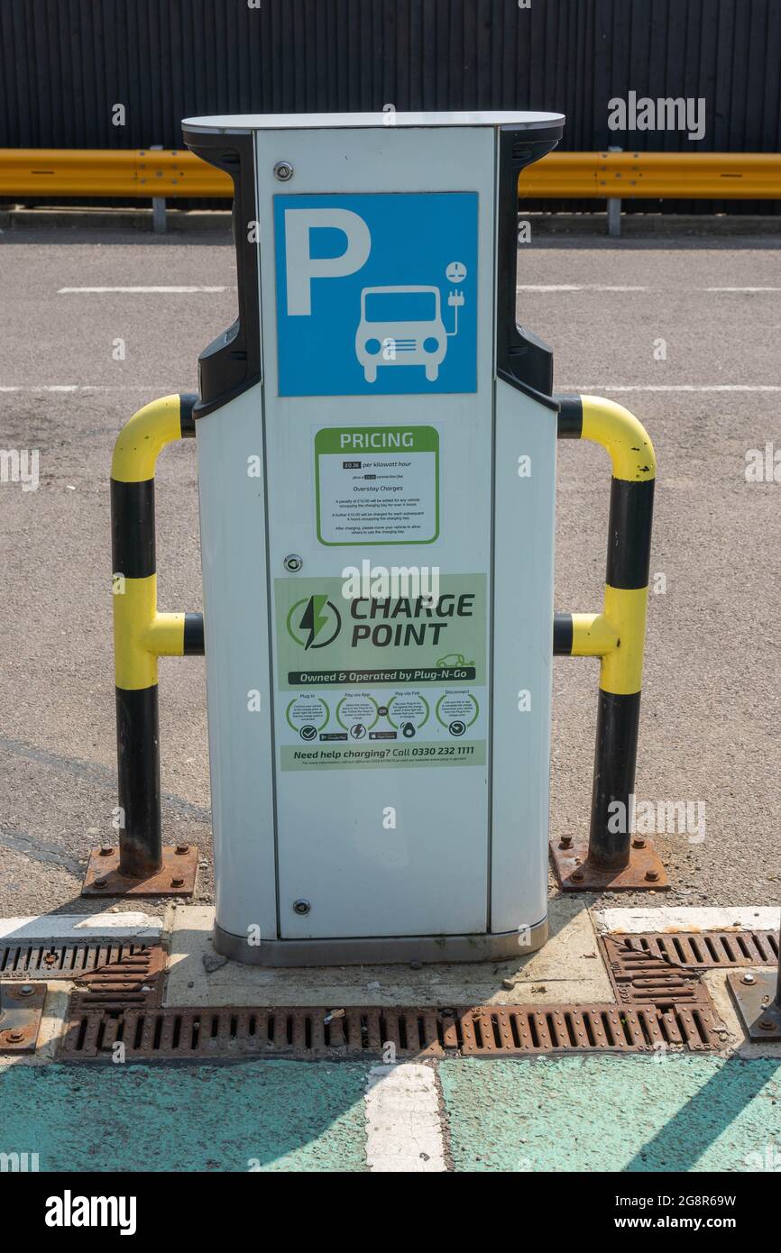 Doppio punto di ricarica per veicoli elettrici presso il parcheggio Asda di Norwich Foto Stock