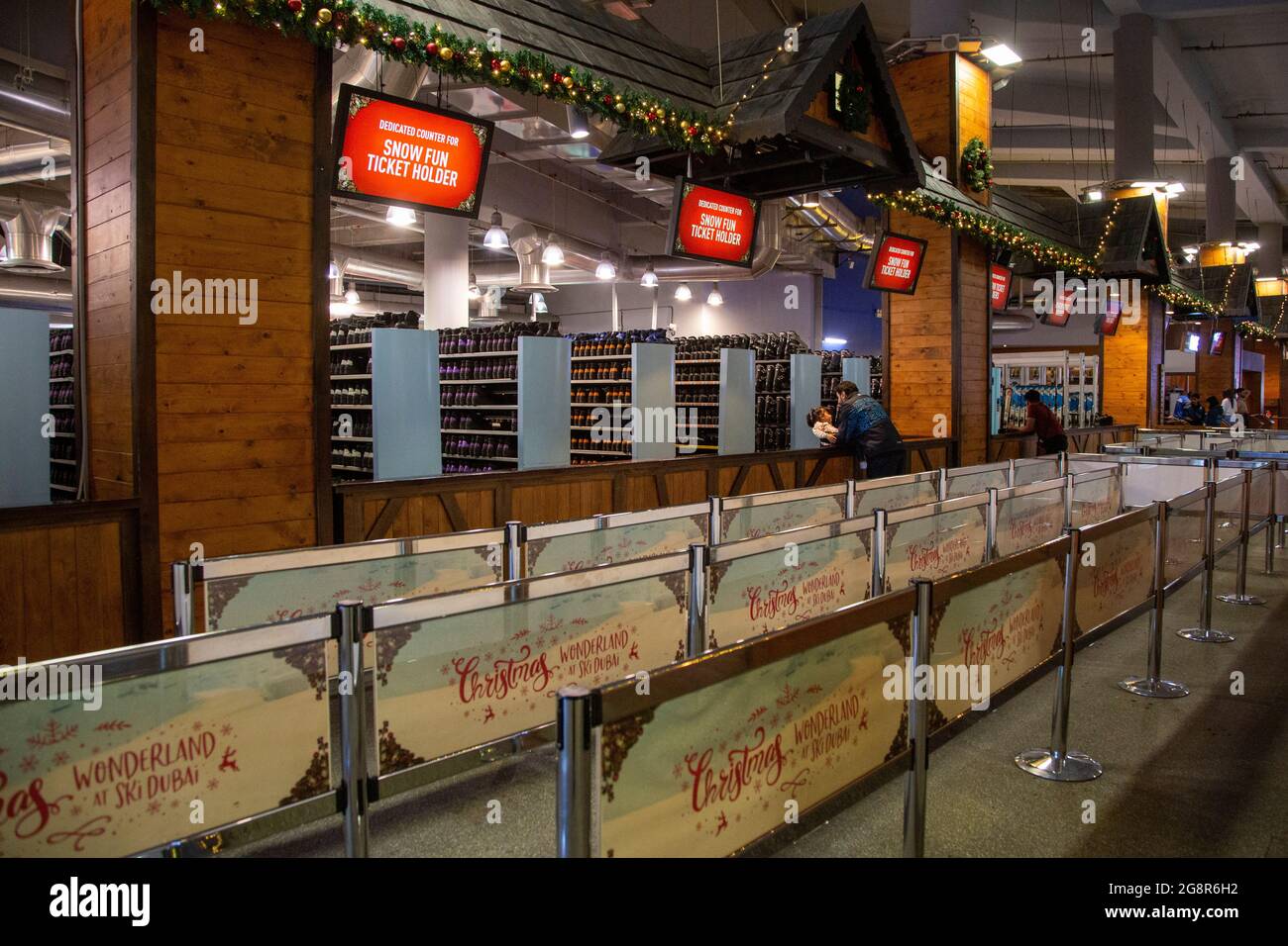 Noleggio scarponi da sci presso Ski Dubai, Mal of the Emirates, Dubai, Emirati Arabi Uniti. --- Ski Dubai è una stazione sciistica interna con 22,500 metri quadrati di area sciistica interna. Il p Foto Stock