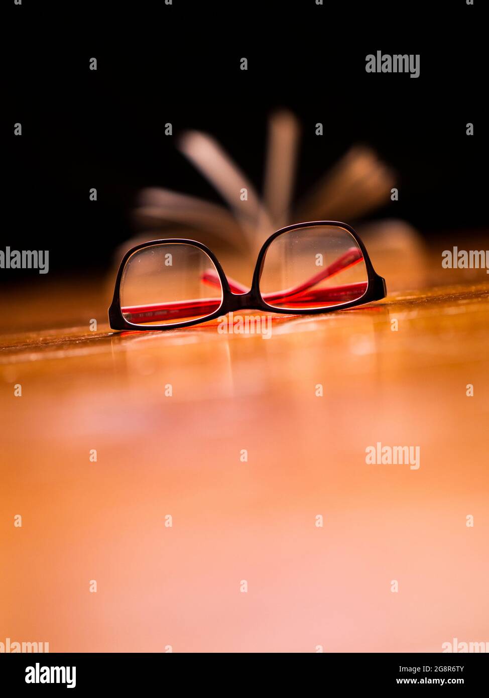 Occhiali neri per copertine di libri Foto Stock