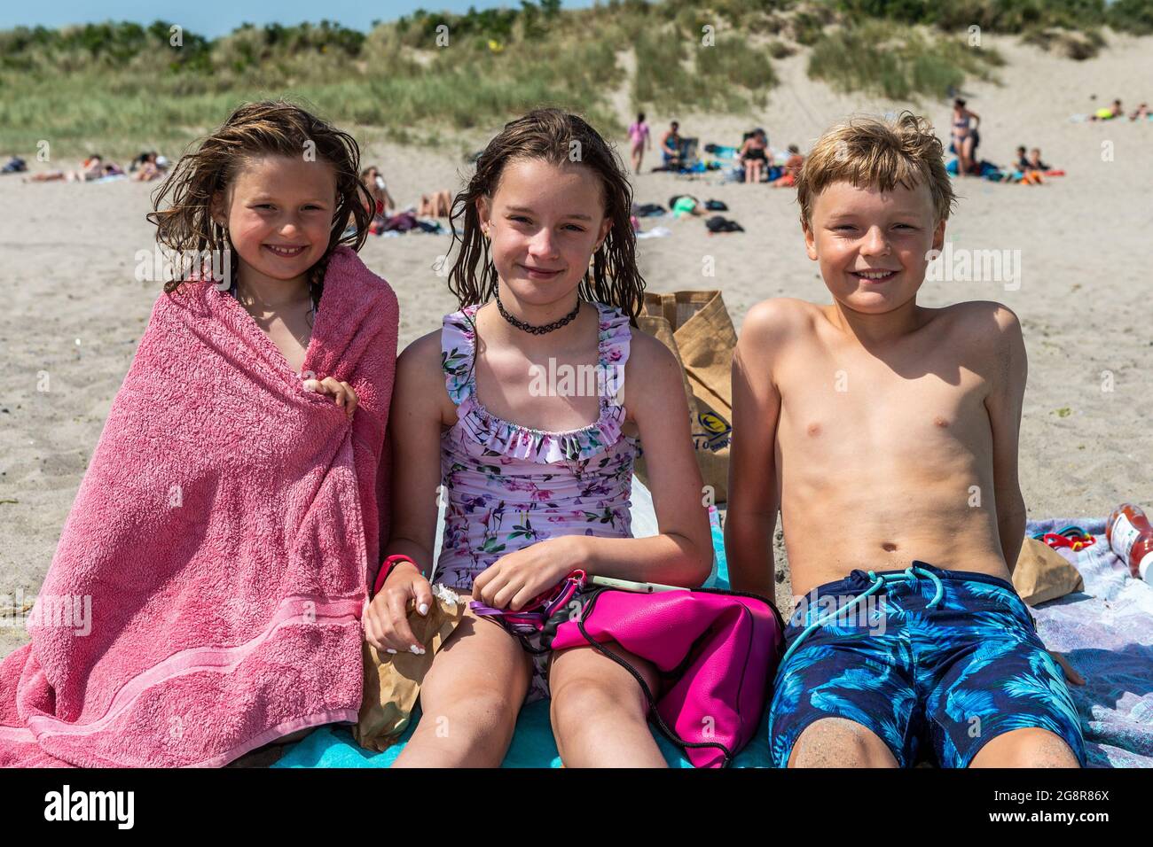 Rosscarbery, West Cork, Irlanda. 22 luglio 2021. West Cork ha crogiolato in un'altra giornata calda, con temperature negli anni 20. La Warren Beach, Rosscarbery, era piena di turisti. Godendo la spiaggia sono stati Tessa, Hannah-Rose e Paddy Ryan da Ballincollig. Credit: AG News/Alamy Live News Foto Stock