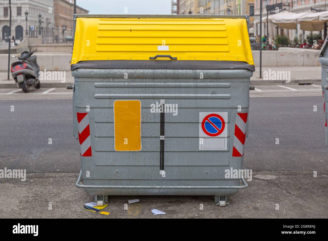 Bidone grande per il riciclaggio della carta con coperchio giallo in Italia Foto Stock